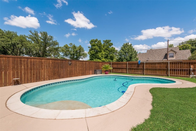 1102 Griffith Ave, Terrell, TX 75160 - view of swimming pool featuring a fenced backyard