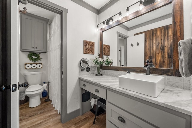 3121 SE County Road 2135, Corsicana, TX 75109 - bathroom with wood finished floors, vanity, and crown molding