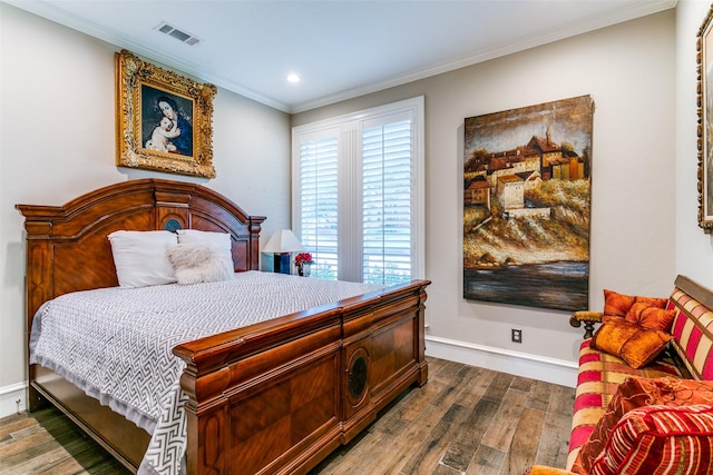 1600 Crockett Cir, Irving, TX 75038 - bedroom with wood finished floors, ornamental molding, and recessed lighting