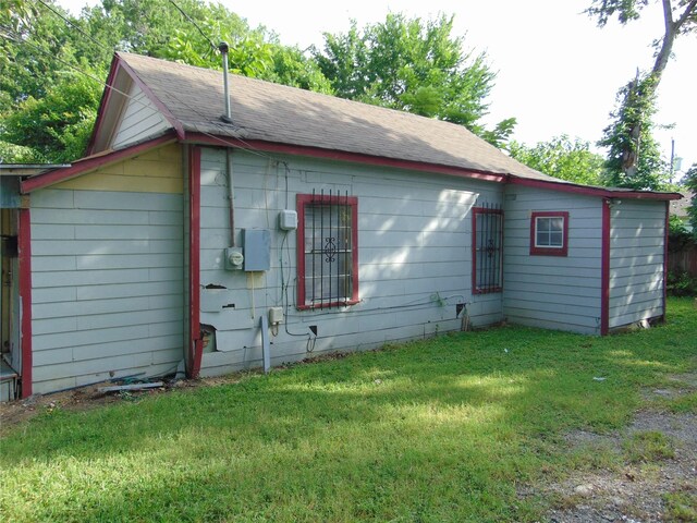 2906 Swanson St, Dallas, TX 75210 - view of side of property featuring a yard and roof with shingles