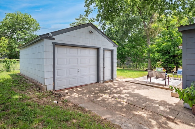 2711 El Tivoli Dr, Dallas, TX 75211 - detached garage with driveway