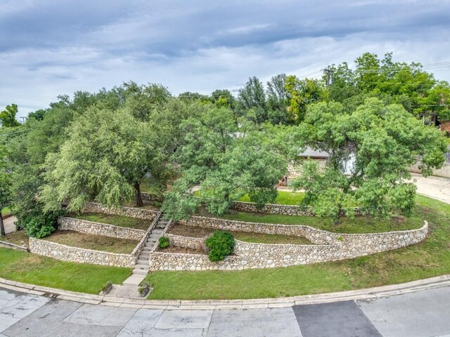 405 Chandler Lake Rd, Fort Worth, TX 76103 - surrounding community with a yard