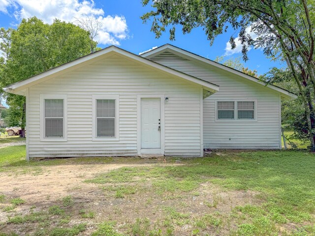 1605 N Beaton St, Corsicana, TX 75110 - back of property with a lawn