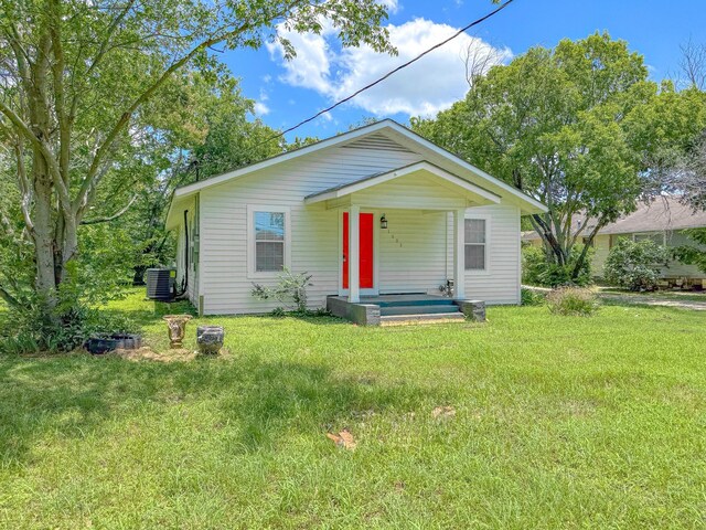 1605 N Beaton St, Corsicana, TX 75110 - bungalow-style home with a front lawn and covered porch