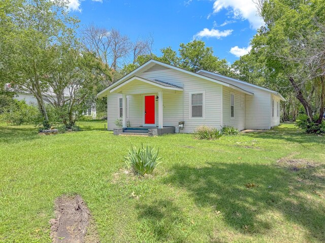 1605 N Beaton St, Corsicana, TX 75110 - bungalow-style house featuring a front lawn