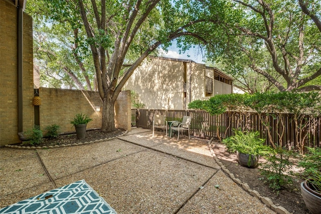 1810 Socorro Ln, Irving, TX 75061 - view of patio / terrace