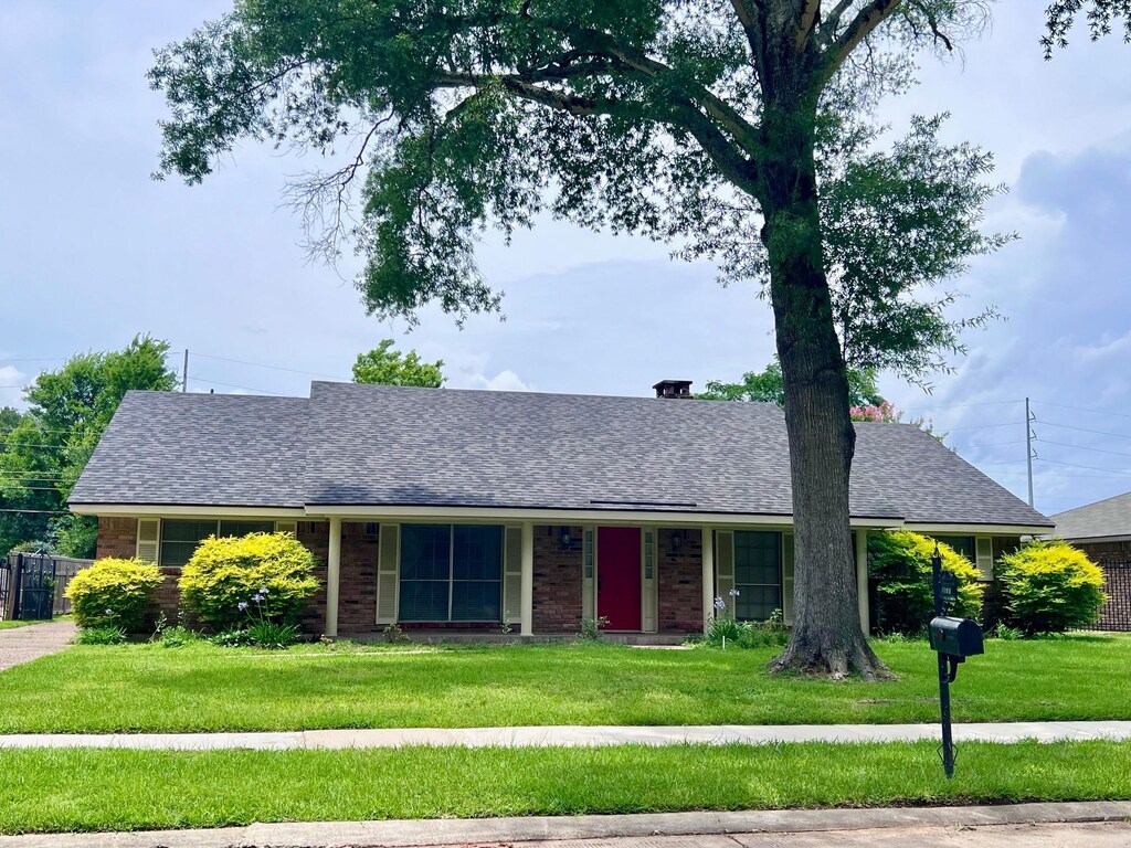 8610 W Wilderness Way, Shreveport, LA 71106 - ranch-style home featuring a front lawn, roof with shingles, and brick siding