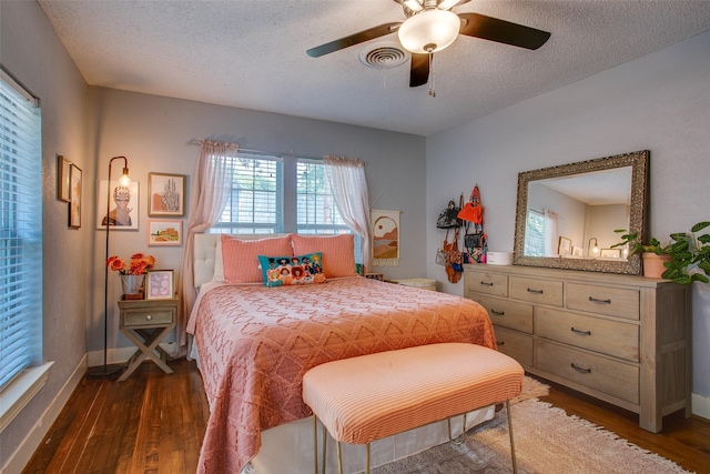 1211 Lansford Ave, Dallas, TX 75224 - bedroom featuring wood finished floors, a textured ceiling, and a ceiling fan