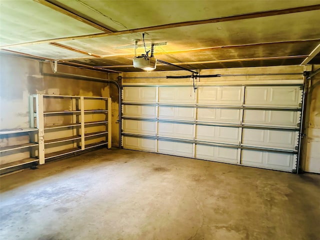 1220 Crestview Dr, Kaufman, TX 75142 - garage featuring a garage door opener
