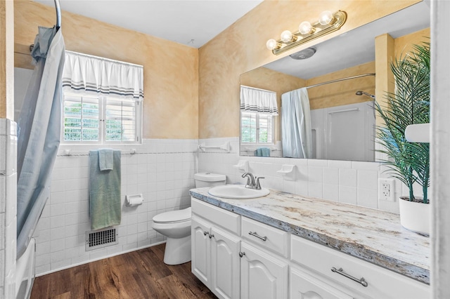 1748 Old Southmayd Rd, Sherman, TX 75092 - full bathroom with vanity, wood finished floors, a shower with shower curtain, and wainscoting