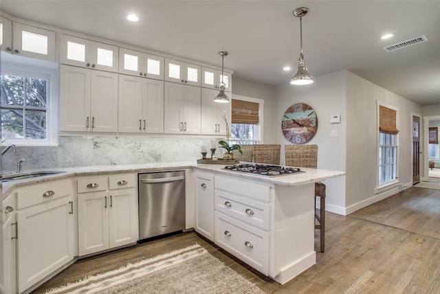 6110 Del Norte Ln, Dallas, TX 75225 - kitchen with dishwasher, gas stovetop, tasteful backsplash, white cabinets, and recessed lighting