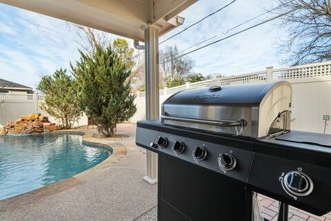 1918 Palace Dr, Grand Prairie, TX 75050 - fenced backyard featuring grilling area and a patio area