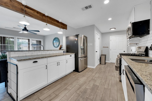 4716 Everest Dr, Fort Worth, TX 76132 - kitchen with appliances with stainless steel finishes, ceiling fan, a peninsula, light wood-style floors, and hanging light fixtures
