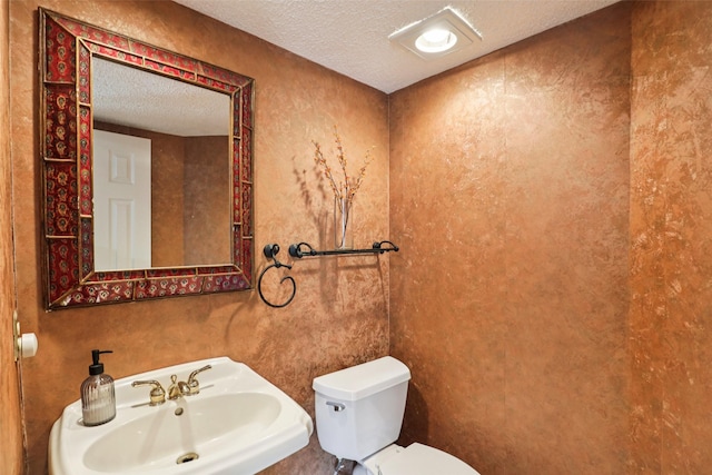2531 Stanford Ct, Carrollton, TX 75006 - half bath with a sink and a textured ceiling