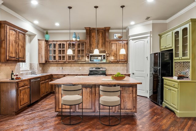 513 Hearth Ter, Argyle, TX 76226 - kitchen with appliances with stainless steel finishes, a kitchen island, dark wood finished floors, tasteful backsplash, and a kitchen bar
