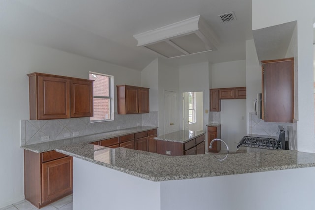 4600 Via Ventura, Mesquite, TX 75150 - kitchen with stove, backsplash, and a peninsula