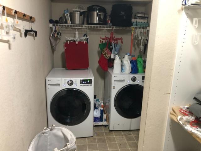 2542 Dove Crossing Dr, New Braunfels, TX 78130 - laundry room featuring washer and clothes dryer