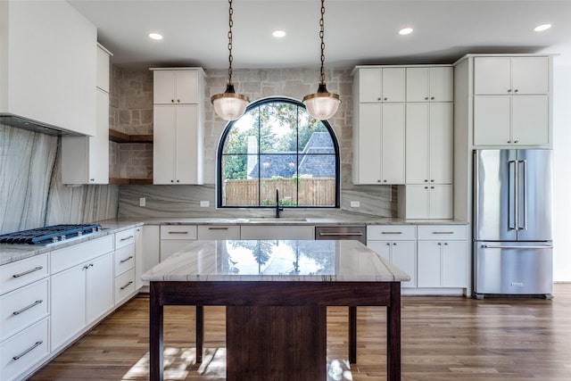 9701 Faircrest Dr, Dallas, TX 75238 - kitchen with stainless steel appliances, decorative backsplash, hanging light fixtures, dark wood-style flooring, and recessed lighting