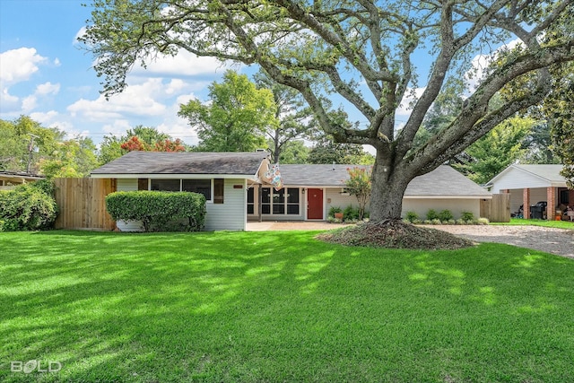 858 River Rd, Shreveport, LA 71105 - ranch-style home featuring gravel driveway