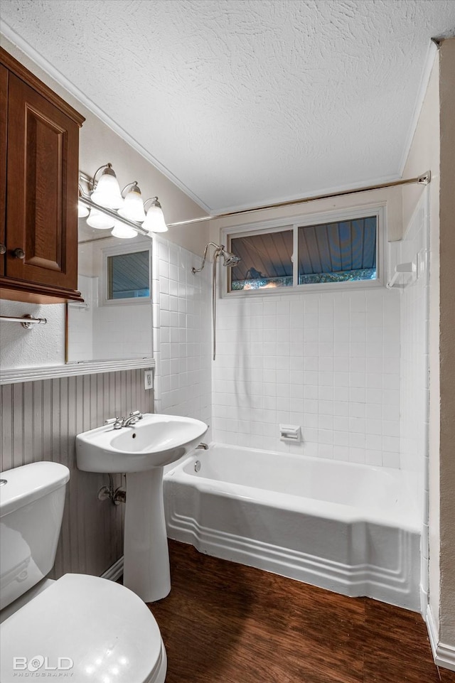858 River Rd, Shreveport, LA 71105 - full bath featuring wood finished floors, bathing tub / shower combination, a textured ceiling, and ornamental molding