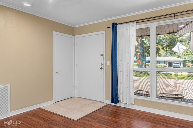 858 River Rd, Shreveport, LA 71105 - foyer with wood finished floors and ornamental molding