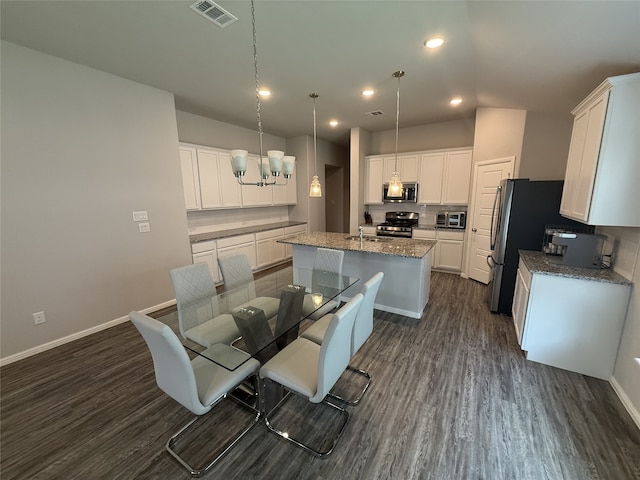 8932 Lantana Meadow Dr, Fort Worth, TX 76131 - kitchen with stainless steel appliances, a kitchen island with sink, dark wood-type flooring, a chandelier, and recessed lighting