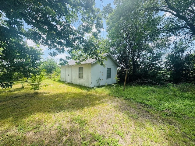 311 E Newland Dr, Robinson, TX 76706 - view of grassy yard featuring an outbuilding