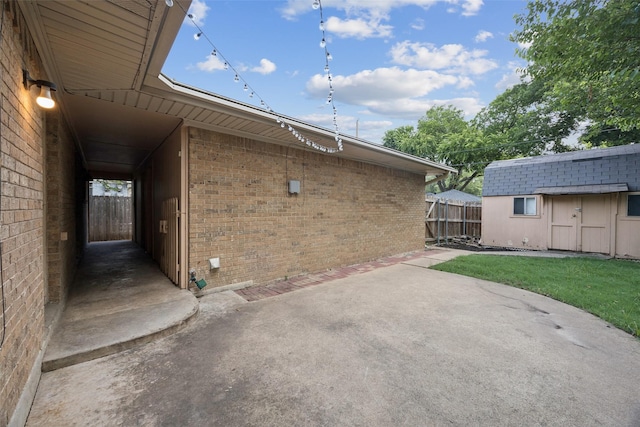2529 W 12th St, Dallas, TX 75211 - view of patio featuring a shed