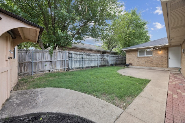 2529 W 12th St, Dallas, TX 75211 - fenced backyard featuring a patio