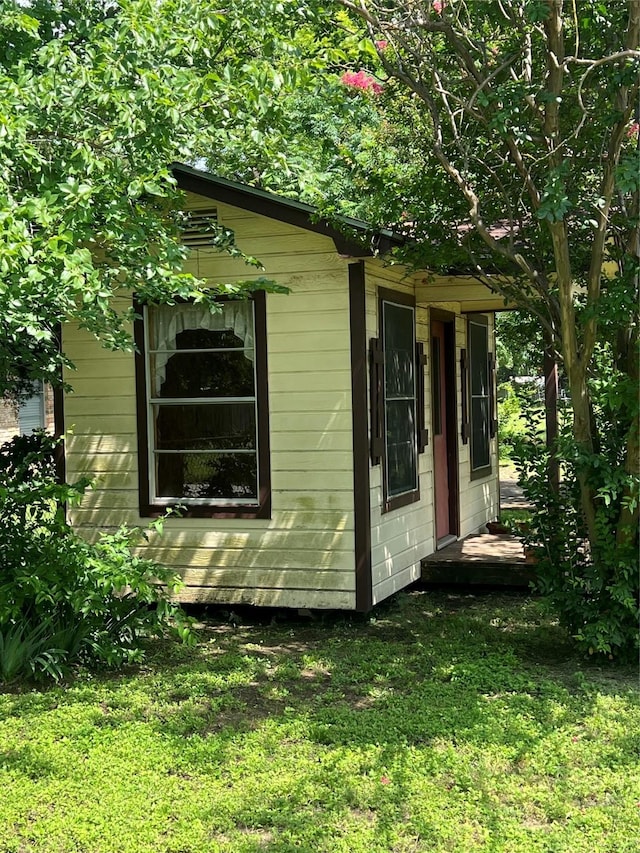717 N 37th St, Corsicana, TX 75110 - view of side of home featuring an outdoor structure and a yard