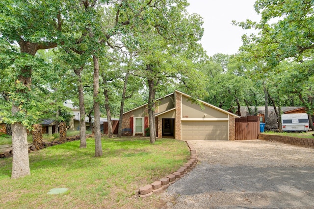 2086 Breezywood Dr, Flower Mound, TX 75022 - mid-century home featuring an attached garage, gravel driveway, and brick siding