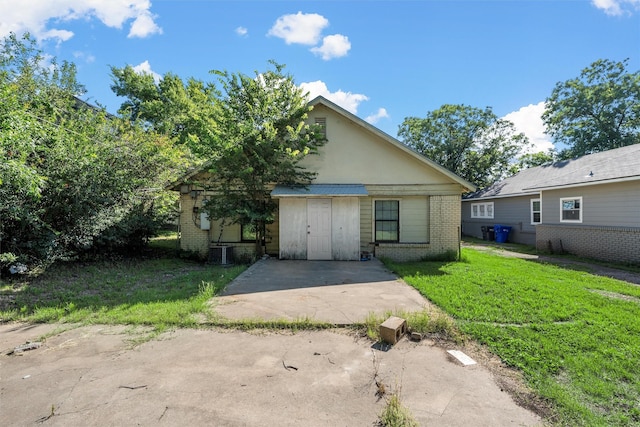 526 N 16th St, Waco, TX 76707 - bungalow-style house featuring a front lawn, brick siding, and a patio area