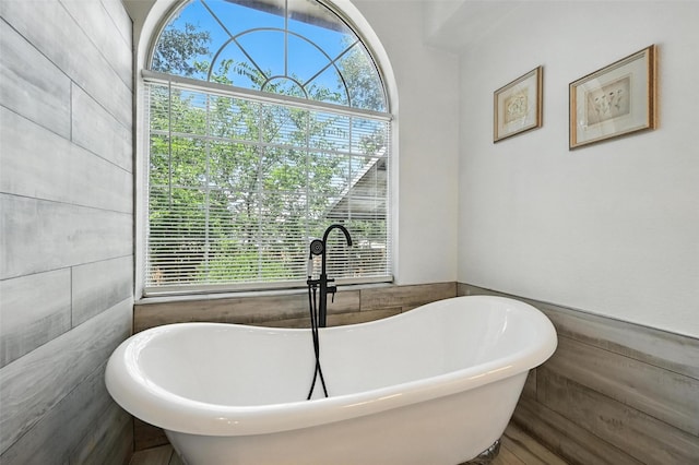 8311 Paxson Trl, Dallas, TX 75249 - full bath with a soaking tub