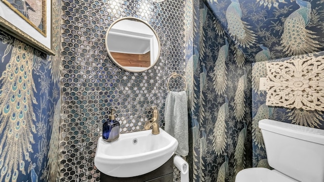 305 E Lee Ave, Weatherford, TX 76086 - half bath featuring a sink and toilet