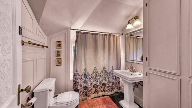 305 E Lee Ave, Weatherford, TX 76086 - bathroom featuring lofted ceiling and a shower with curtain