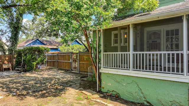 305 E Lee Ave, Weatherford, TX 76086 - view of yard featuring a sunroom, a gate, and a patio