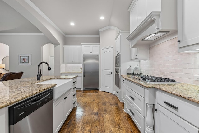 301 Prairie Oak Ct, Burleson, TX 76028 - kitchen with stainless steel appliances, recessed lighting, custom exhaust hood, backsplash, and arched walkways