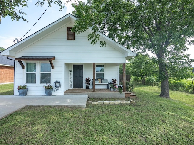 309 E 3rd St, Maypearl, TX 76064 - bungalow-style home with covered porch and a front lawn