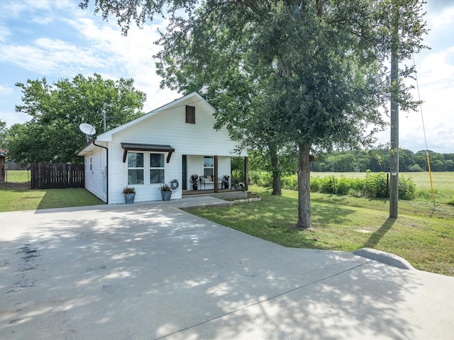 309 E 3rd St, Maypearl, TX 76064 - view of front facade with a porch