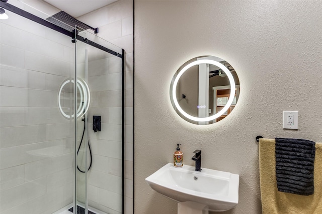 2324 Lynnhaven Rd, Fort Worth, TX 76103 - bathroom featuring a shower stall and a textured wall