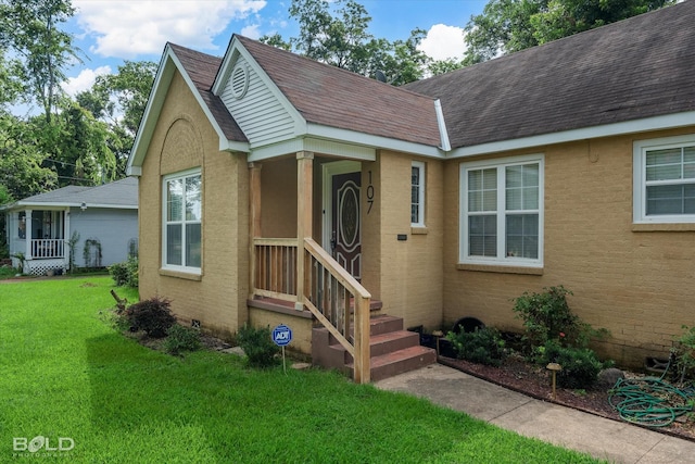 107 Preston Ave, Shreveport, LA 71105 - view of front facade featuring a front yard, a shingled roof, and crawl space