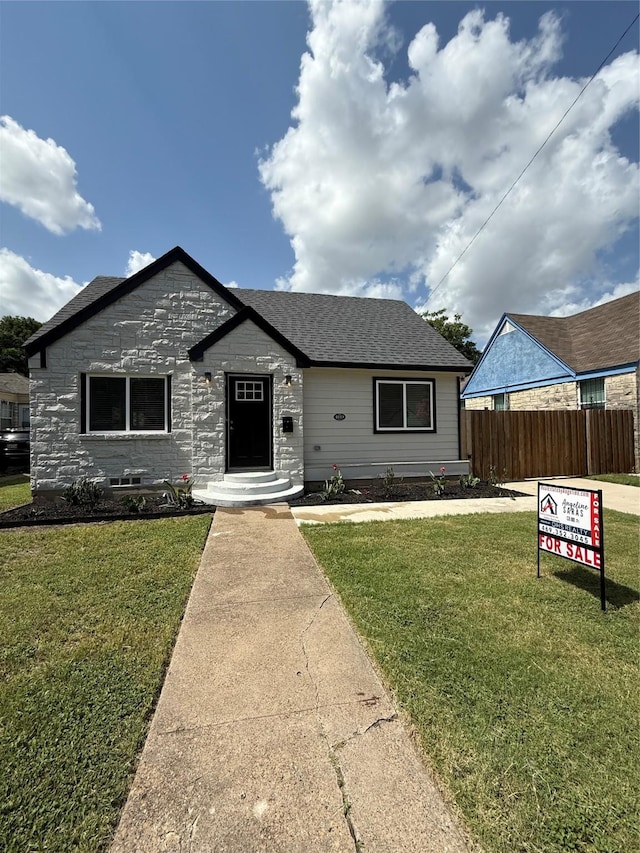 1019 E Waco Ave, Dallas, TX 75216 - view of front of home with roof with shingles