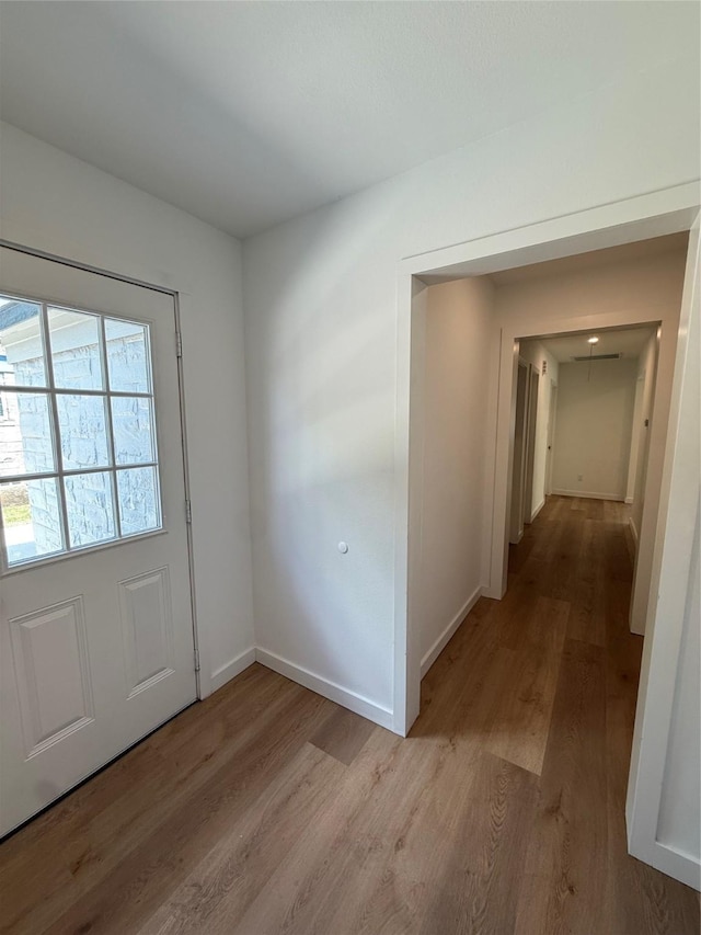 1019 E Waco Ave, Dallas, TX 75216 - entryway featuring light wood-style floors and baseboards