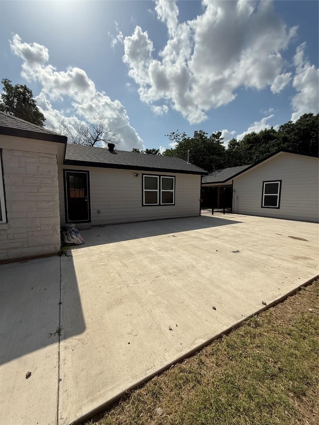 1019 E Waco Ave, Dallas, TX 75216 - back of property featuring a patio