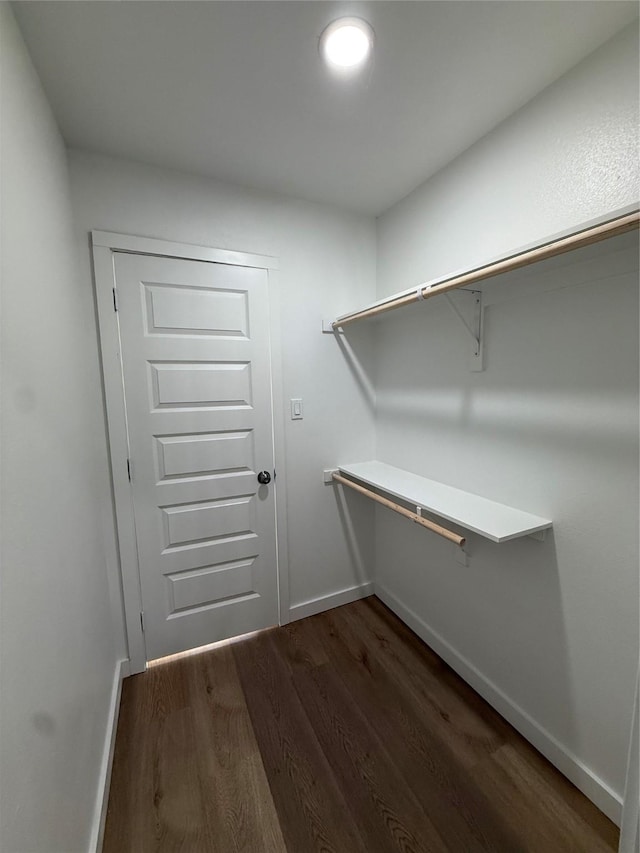 1019 E Waco Ave, Dallas, TX 75216 - walk in closet featuring dark wood-style floors