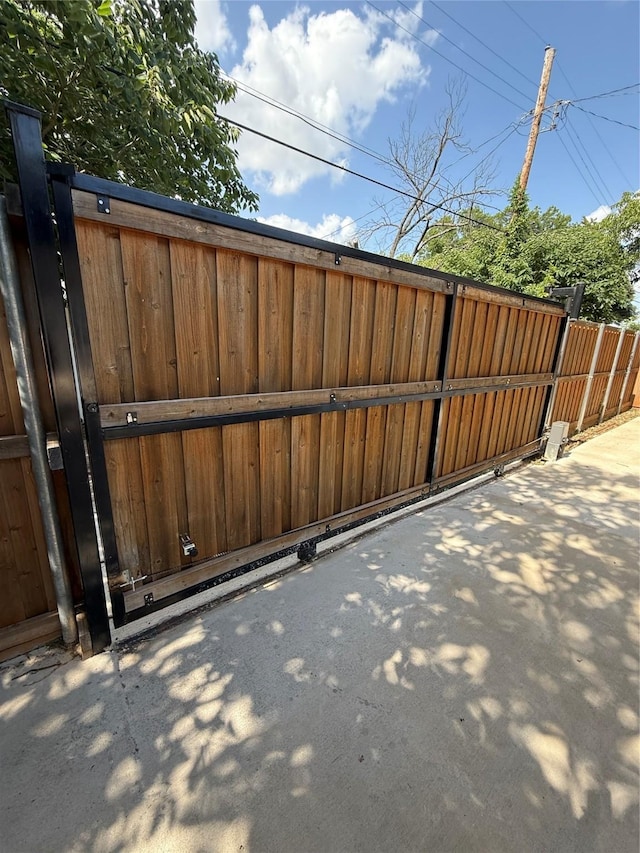 1019 E Waco Ave, Dallas, TX 75216 - view of gate