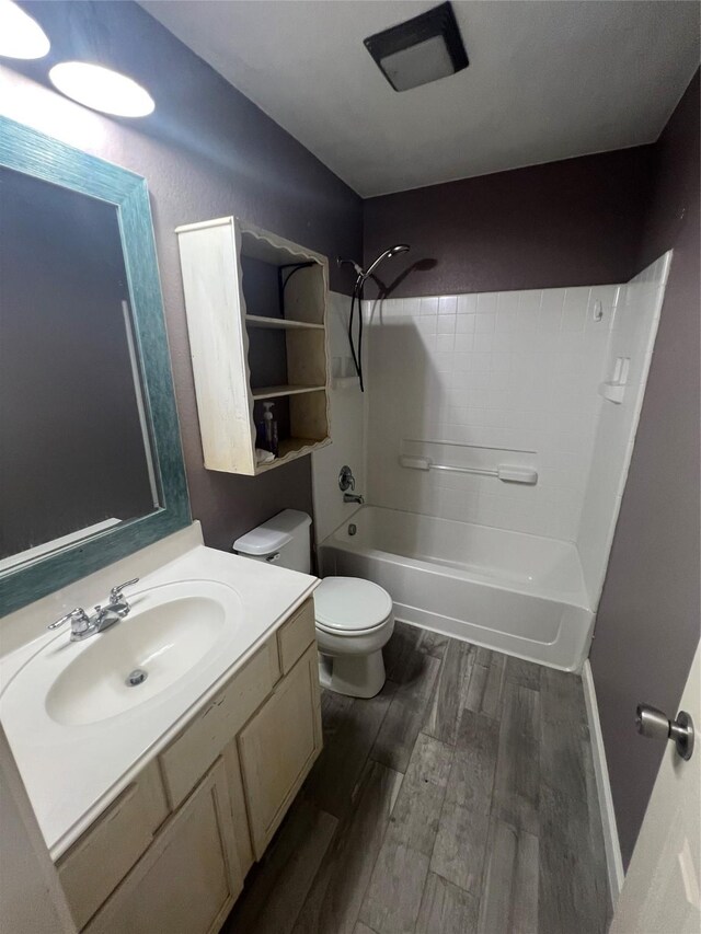 5901 Westgate Dr, Fort Worth, TX 76179 - full bath featuring wood finished floors, vanity, and bathing tub / shower combination