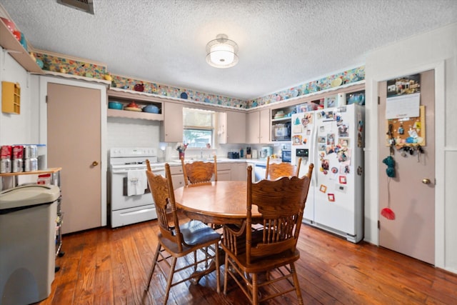 120 Woodland Ave, Corsicana, TX 75110 - dining space with light wood-style flooring and a textured ceiling