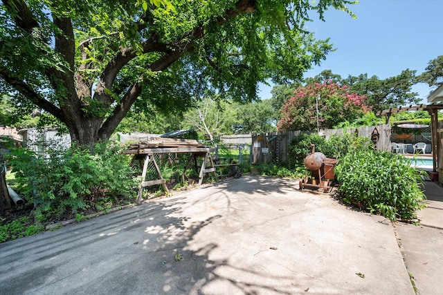 120 Woodland Ave, Corsicana, TX 75110 - fenced backyard featuring a patio