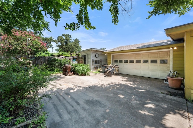 120 Woodland Ave, Corsicana, TX 75110 - ranch-style house featuring a garage and driveway